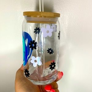 Customized smiley face glass cup with a bamboo lid and glass straw